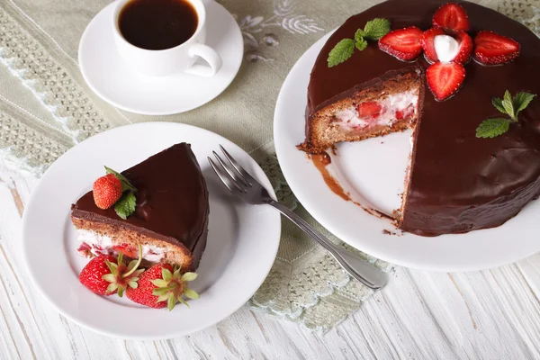 Strawberry cake with chocolate horizontal top view — Stock Photo, Image