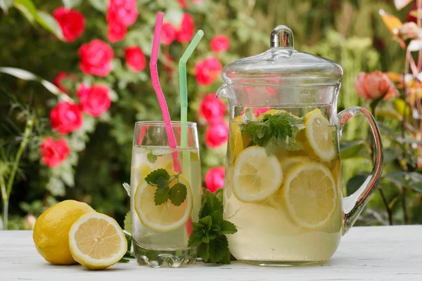 Limonade maison gros plan sur la table. horizontal, extérieur — Photo