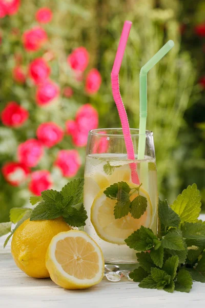 Limonade dans un verre gros plan sur une table dans le jardin. Vertical — Photo