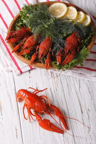 Rivierkreeft met verse kruiden close-up. verticale bovenaanzicht — Stockfoto