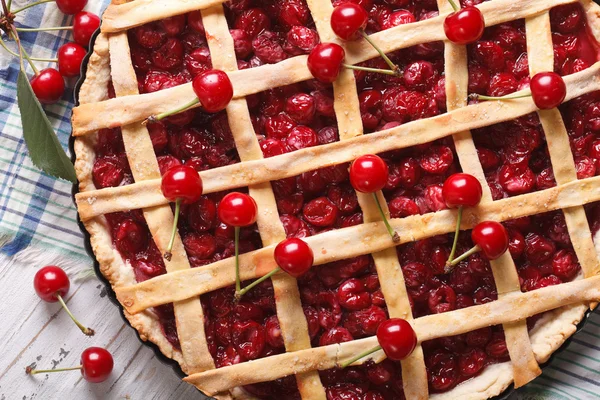 Cherry pie and ripe berries close-up horizontal top view — Stock Photo, Image
