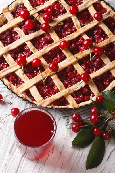 Pastel de cereza americana y jugo vista superior vertical de primer plano — Foto de Stock