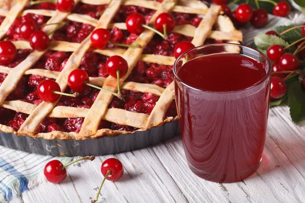 Cherry pie and juice close-up on the table. horizontal — Stock Photo, Image