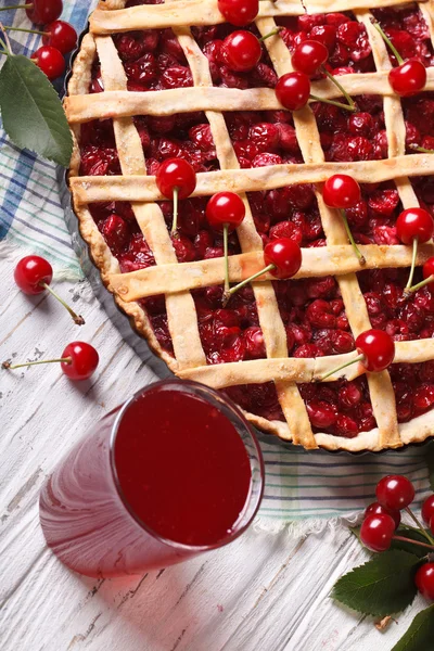 Cherry pie and juice close up on the table. vertical top view — Stock Photo, Image