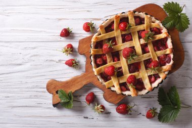 ev yapımı Çilekli pasta yatay üstten görünüm, rustik tarzı