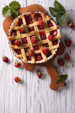 lezzetli çilekli tart görünümünde bir pişirme çanağı dikey üst