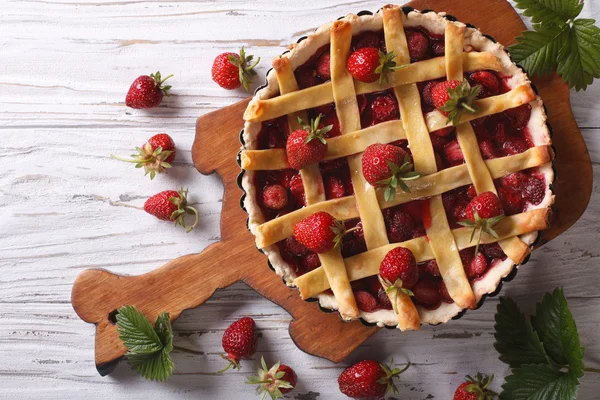 Köstliche Erdbeerkuchen in einer Auflaufform senkrecht von oben — Stockfoto