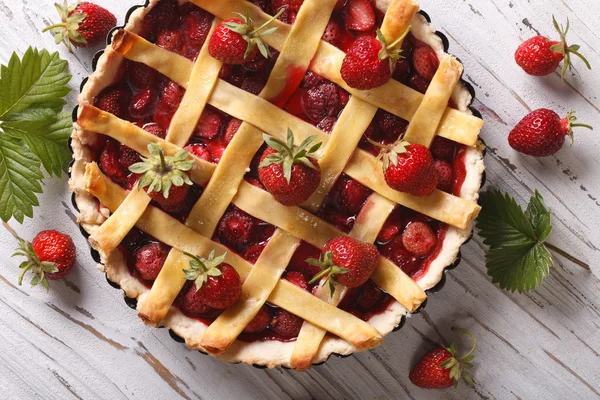 Pastel de fresa de cerca en bandeja para hornear, vista horizontal superior — Foto de Stock