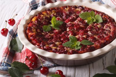 kirazlı turta clafoutis closeup pişirme için bir tabak içinde. Yatay, r