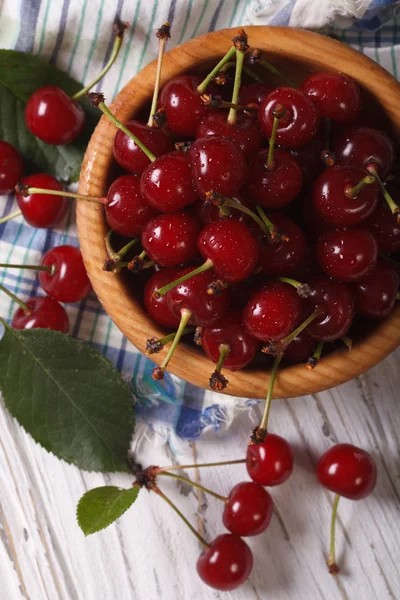 Cerises mûres dans un bol en bois vue verticale du dessus — Photo