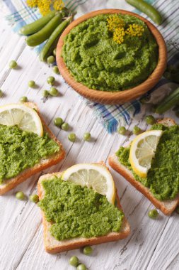 Bezelye püresi ve tatlı ekmek. Dikey Üstten Görünüm