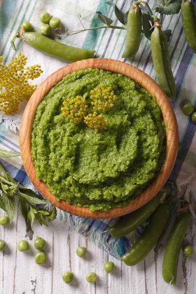 Puree of fresh green peas close up.  Vertical top view — Stock Photo, Image