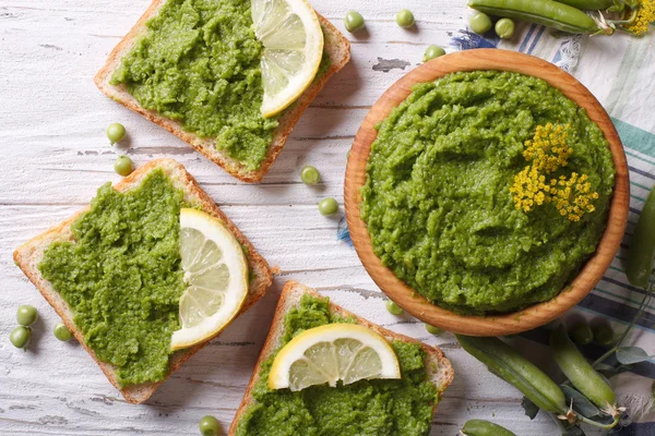 Homemade sandwiches with green peas closeup. Horizontal top view — Stock Photo, Image