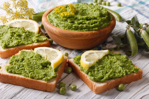 Green sandwiches with mashed peas and lemon. horizontal — Stock Photo, Image