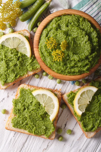 Green sandwiches with mashed peas close up. vertical top view — Stock Photo, Image