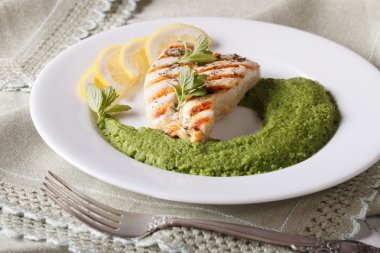 ızgara tavuk ve yeşil bezelye, yatay bir garnitür