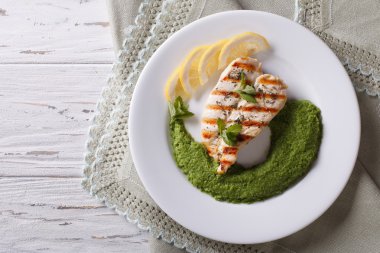 tavuk ve yeşil bezelye yatay üst görünümünün bir garnitür