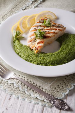 Yeşil bezelye, dikey ızgara tavuk ve püresi nane