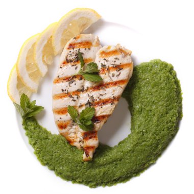 ızgara tavuk fileto ve püresi bezelye ve nane Üstten Görünüm