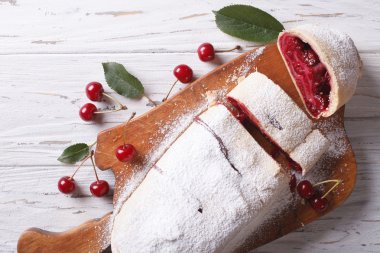 vişneli turta ahşap bir gemide. Yatay üstten görünüm portre