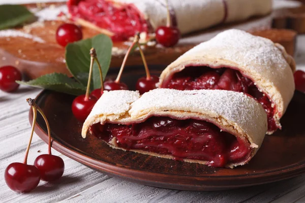 Strudel kiraz yakın çekim ile tabağa dilimlenmiş. Yatay — Stok fotoğraf