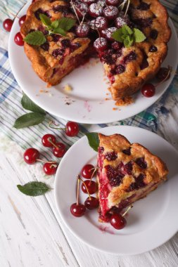 ev yapımı kek kiraz closeup ile dilimlenmiş. Dikey Üstten Görünüm