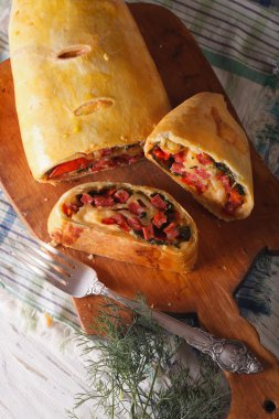 jambon, peynir ve otlar closeup ile pasta. Dikey Üstten Görünüm