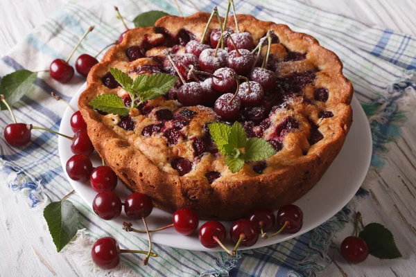 Круглый вишневый пирог на тарелке на столе. hhhontal — стоковое фото