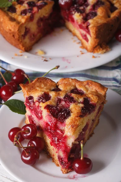 Кусочек домашнего вишневого пирога на тарелке крупным планом, вертикальный — стоковое фото