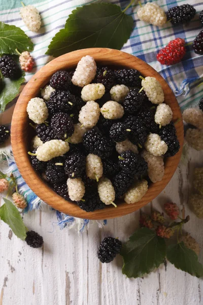 Verse mulberry in een close-up van de houten kom. verticale bovenaanzicht — Stockfoto