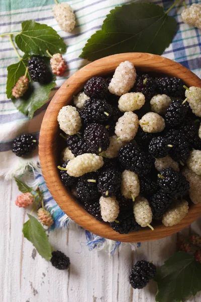 Fresh mulberry in a wooden bowl. vertical top view — Stock Photo, Image