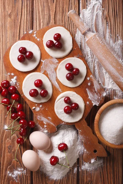 Zubereitung von Zutaten für Knödel mit Kirschen — Stockfoto