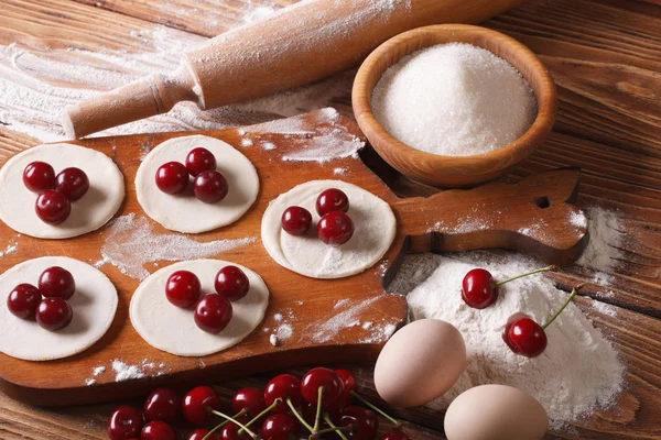 Prozess der Zubereitung süßer Knödel mit Kirschen — Stockfoto