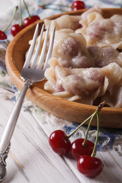 Knödel mit frischen Kirschen hautnah in einer hölzernen Schüssel — Stockfoto