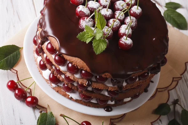 Торт с вишней и шоколадом горизонтальный, избирательный фокус — стоковое фото