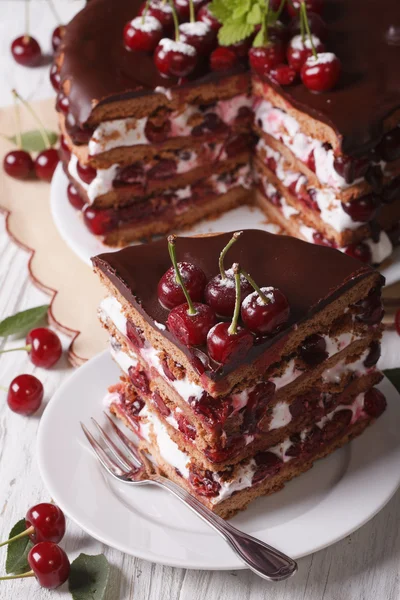 Вкусный вишневый торт с шоколадом и кремом вертикальный вид сверху — стоковое фото