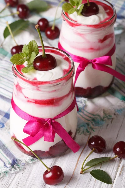 La crema batida con las cerezas frescas se acercan. vertical — Foto de Stock