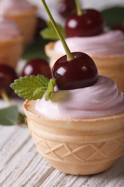 Tartelettes à la crème crémeuse et aux cerises fraîches. gros plan vertical — Photo