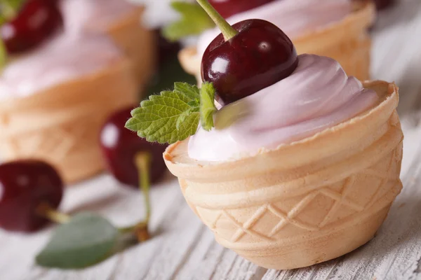 Tartelettes à la crème douce et aux cerises. macro horizontale — Photo