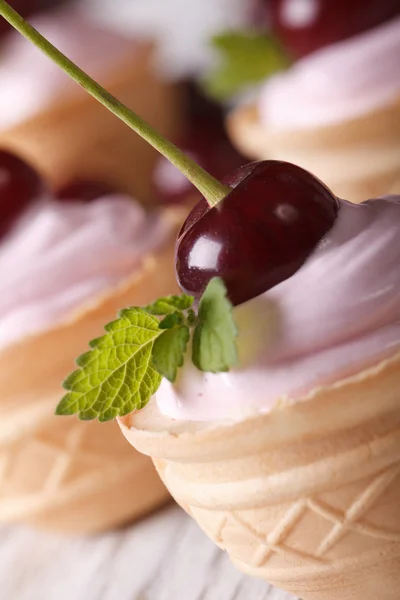 Postre con una delicada crema y cerezas frescas. macro —  Fotos de Stock