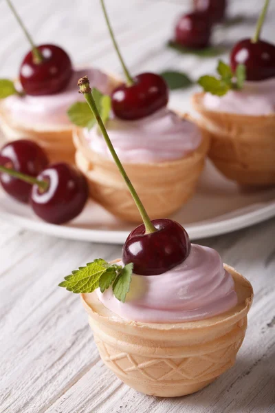 Tartelette sucrée avec crème et cerise en gros plan. vertical — Photo