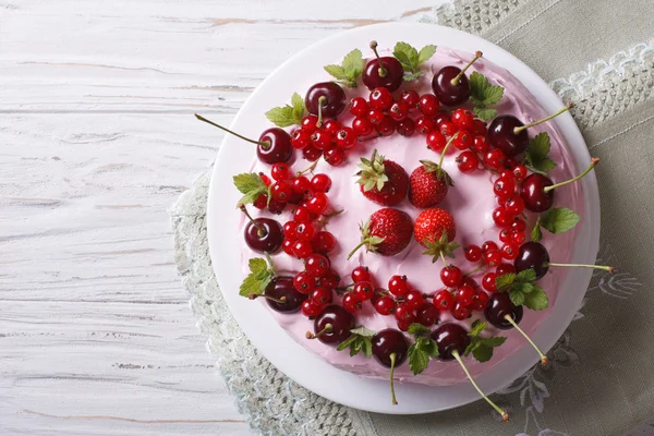 Cake with red ripe berries horizontal top view close-up — Stock fotografie