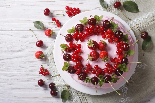 Торт украшен свежими ягодами крупным планом горизонтальный вид сверху — стоковое фото