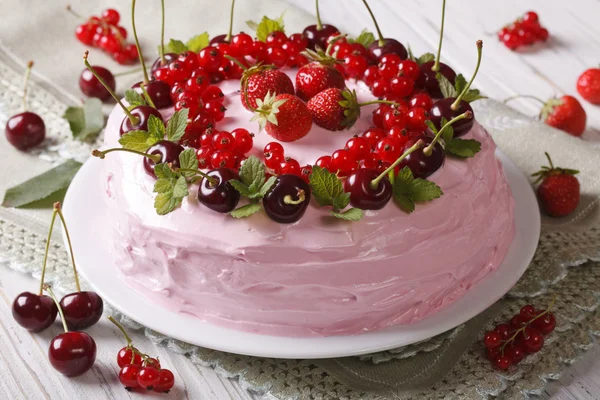 Hausgemachter Kuchen mit frischen Beeren auf einem Teller aus nächster Nähe. horizontal — Stockfoto