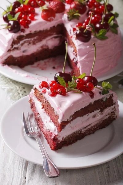 Slice of homemade berry cake with pink cream vertical — Stockfoto