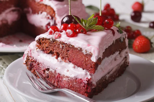 Piece of homemade cake with fresh berries close-up. Horizontal — Zdjęcie stockowe