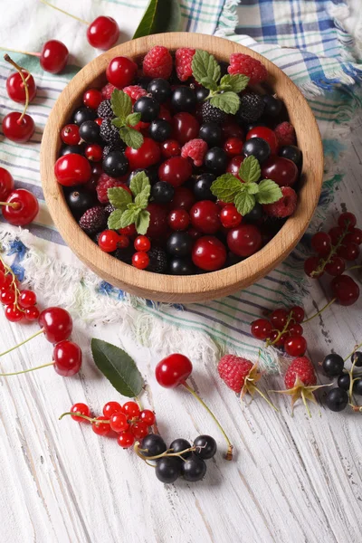 Salad of cherry, raspberry, currant and blackberry close-up. Ver — Zdjęcie stockowe
