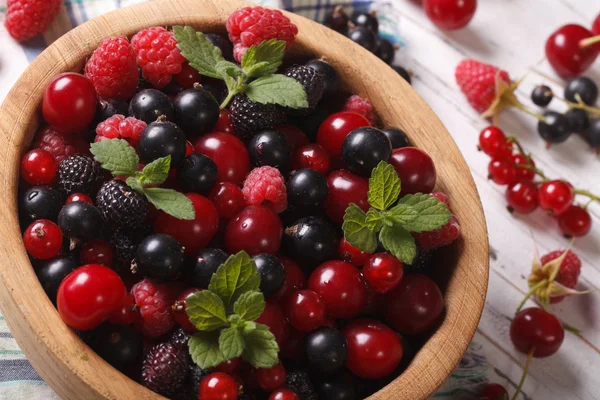 Fresh berries in a wooden bowl closeup. horizontal — Stock Photo, Image