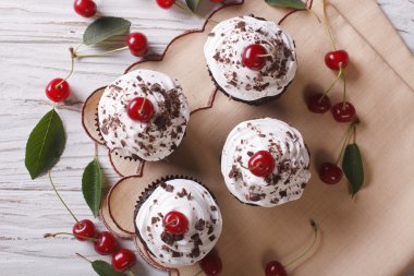 Krem ve kiraz portre yatay üst ile çikolata cupcakes 