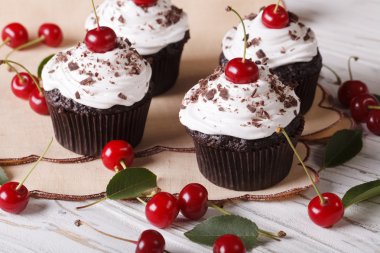 Beyaz krem ve kiraz, horizo ile güzel çikolata cupcakes